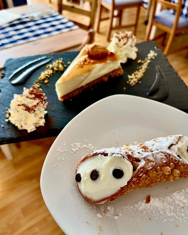conolo sicilia y tarta de queso con amarretto