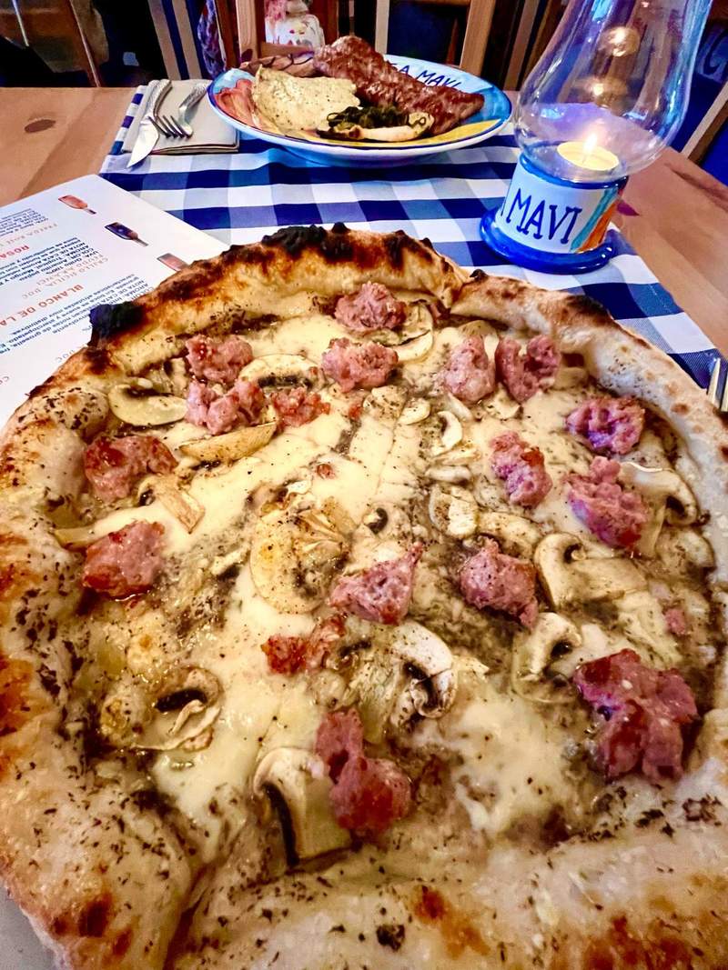 pizza gustosa con fa y salchicha